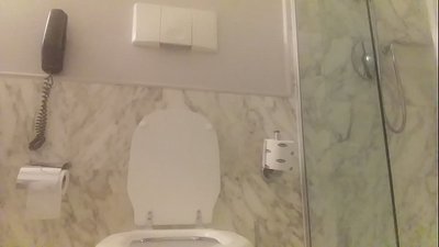 Ao amin'ny kovetabe fandroana misy mena mena.